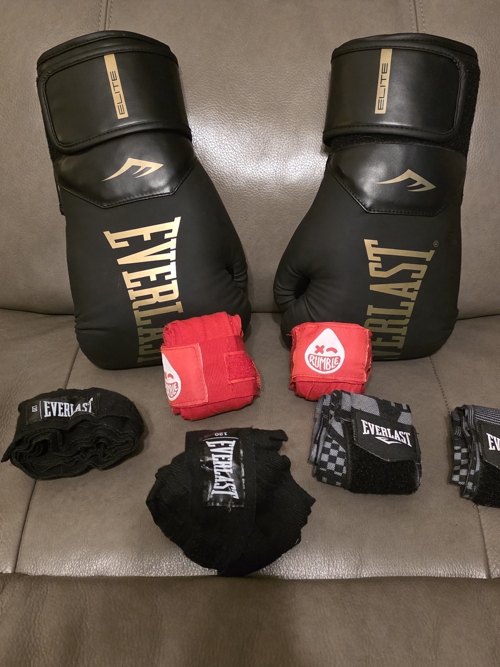 Everlast Elite Boxing Gloves 14 oz + 3 pair of Hand Wraps Hardly Used Spar Fight